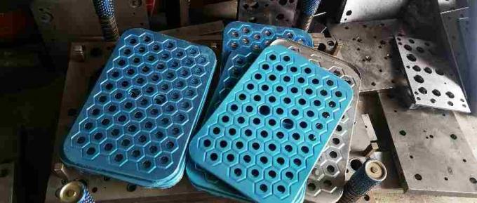 Παραγωγοί προμηθεύουν πλακέτες τρυπαντικού σιδήρου γαλβανισμένα έξιγωνικά πλέγματα τρυπαντικών 0